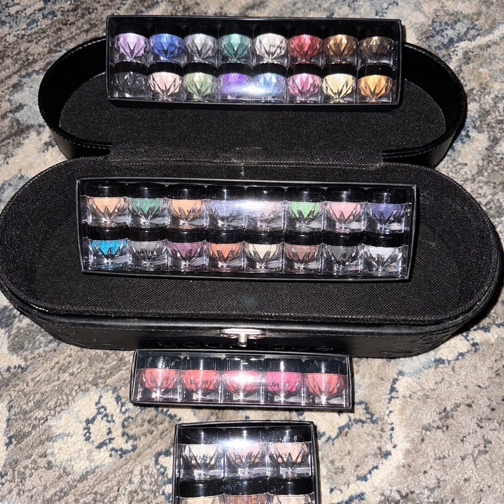 YOUNIQUE - Eye Shadow, blushes, concealer, matte Bundle with hard case